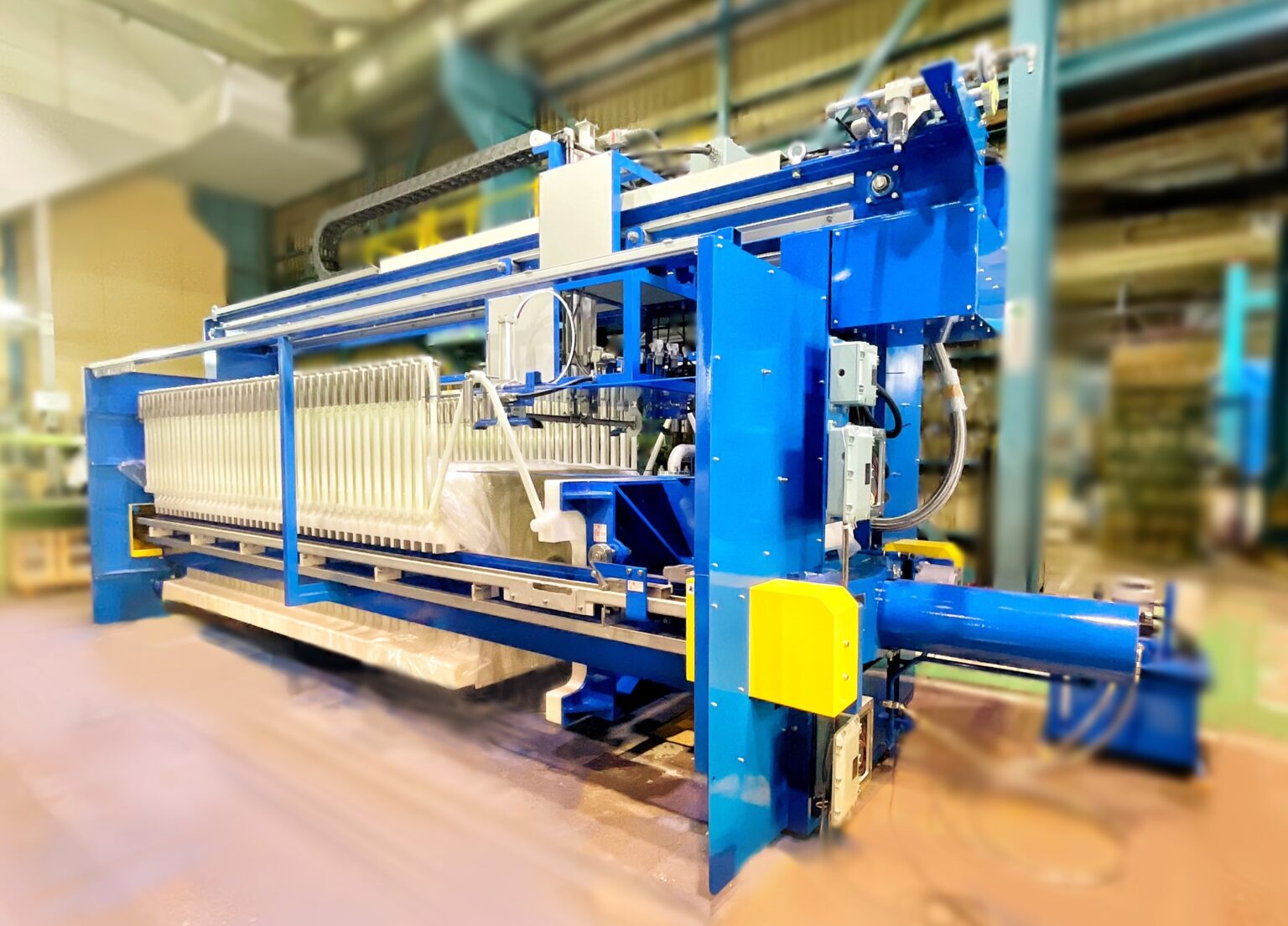 フィルタープレスとは フィルタプレスとは 固体と液体を分離する固液分離装置 栗田機械製作所